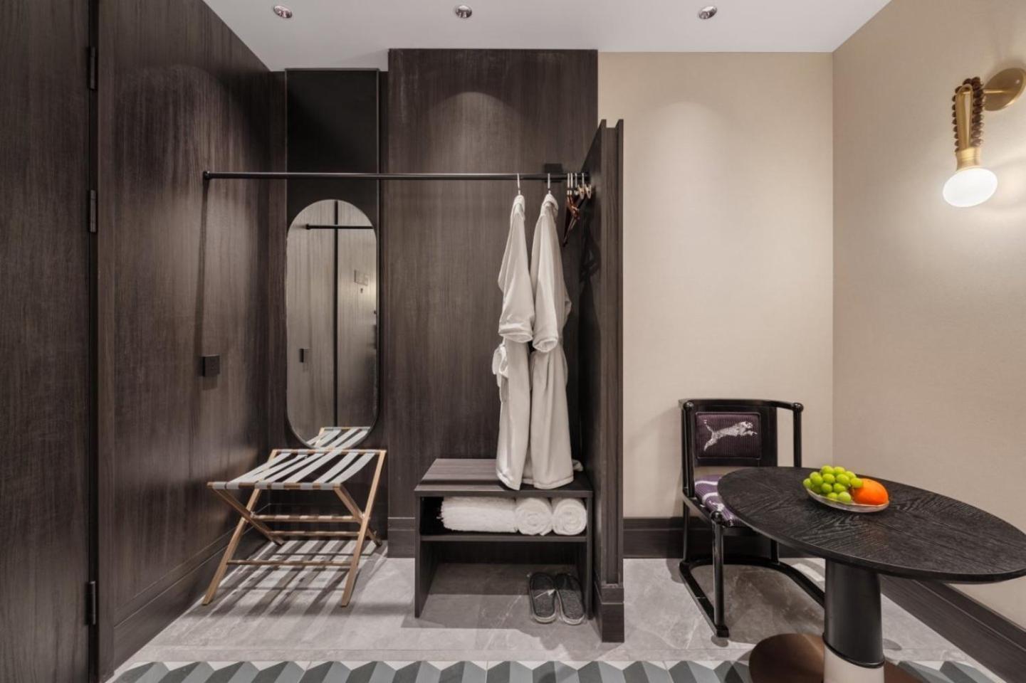 Yinzhuo Is Close To The Neighboring Zhan Sanyuanqiao Subway Which Is Convenient To Travel Hotel