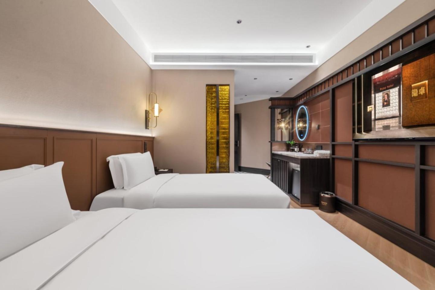 Yinzhuo Is Close To The Neighboring Zhan Sanyuanqiao Subway Which Is Convenient To Travel 3*